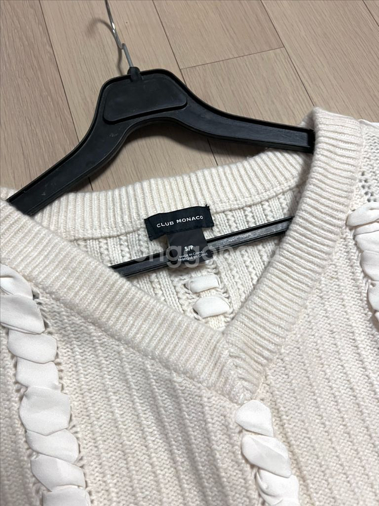 클럽모나코 우븐 디테일 니트 스웨터 브이넥 리본 꽈배기--7