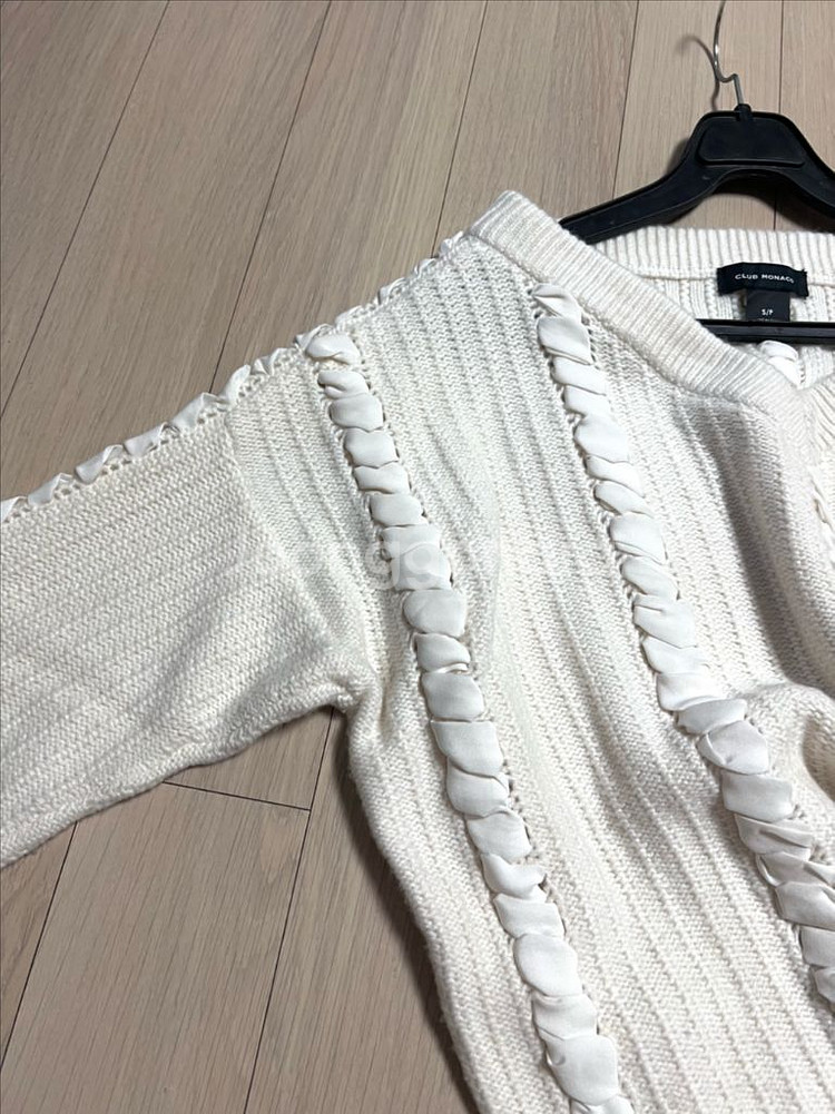 클럽모나코 우븐 디테일 니트 스웨터 브이넥 리본 꽈배기--10