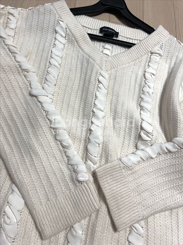 클럽모나코 우븐 디테일 니트 스웨터 브이넥 리본 꽈배기--11