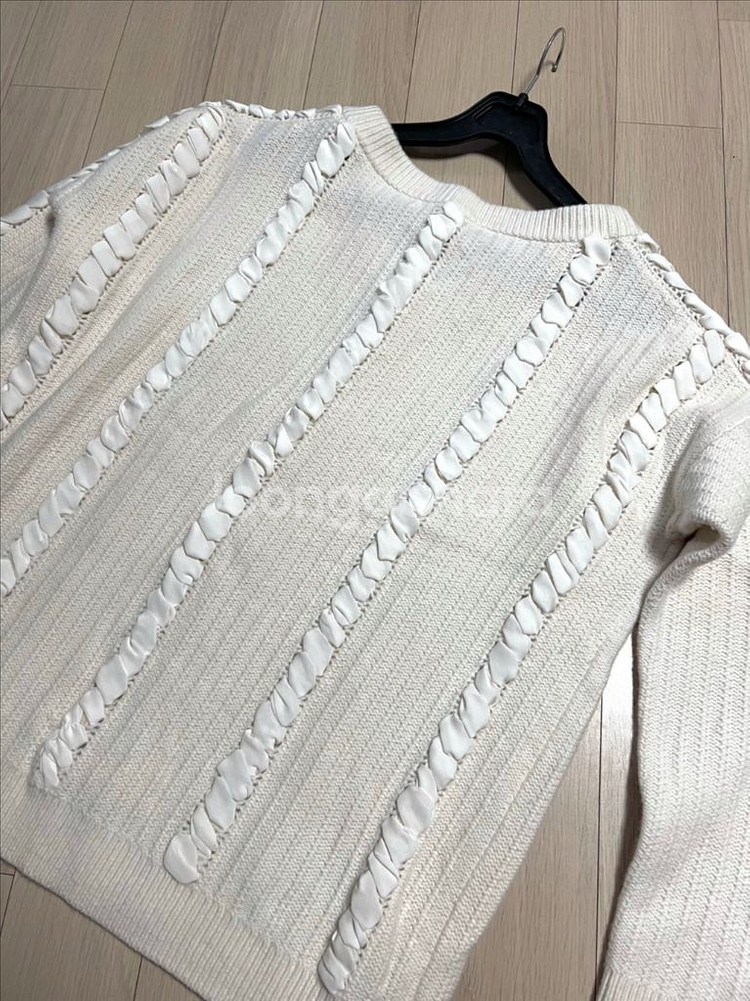 클럽모나코 우븐 디테일 니트 스웨터 브이넥 리본 꽈배기--12