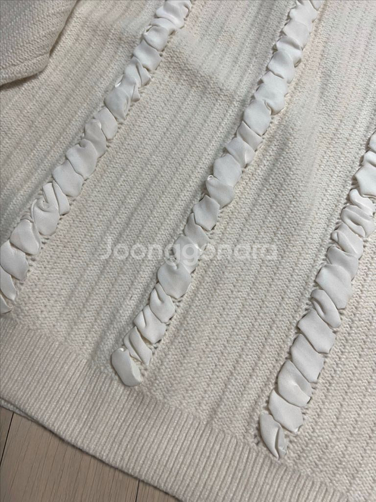 클럽모나코 우븐 디테일 니트 스웨터 브이넥 리본 꽈배기--14