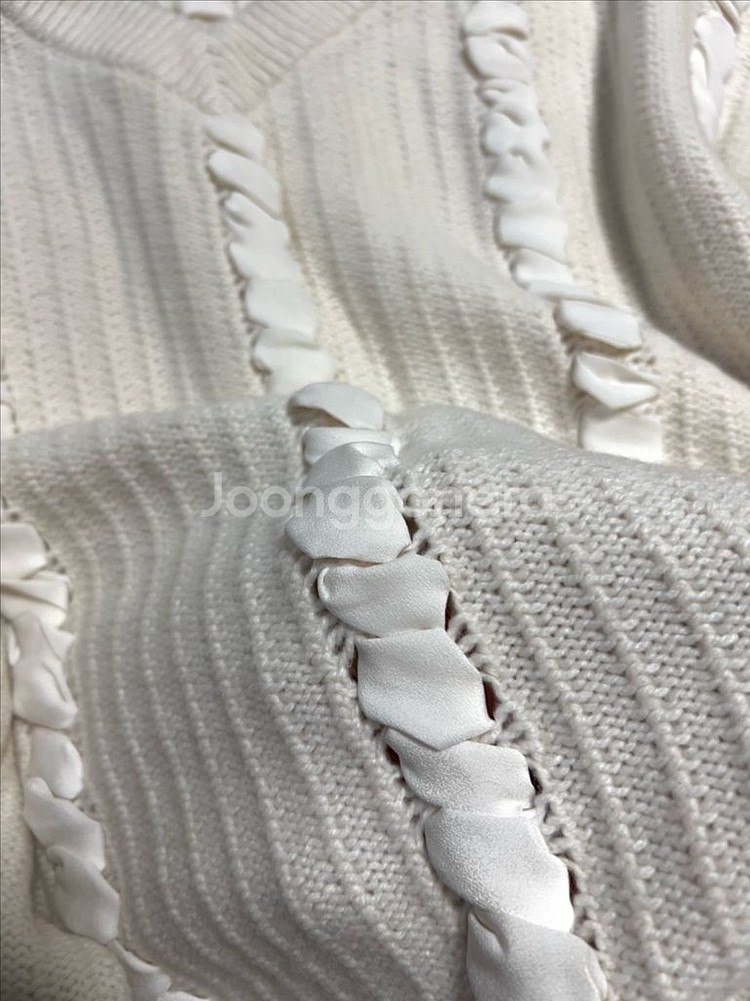 클럽모나코 우븐 디테일 니트 스웨터 브이넥 리본 꽈배기--13