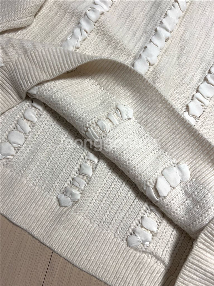 클럽모나코 우븐 디테일 니트 스웨터 브이넥 리본 꽈배기--15