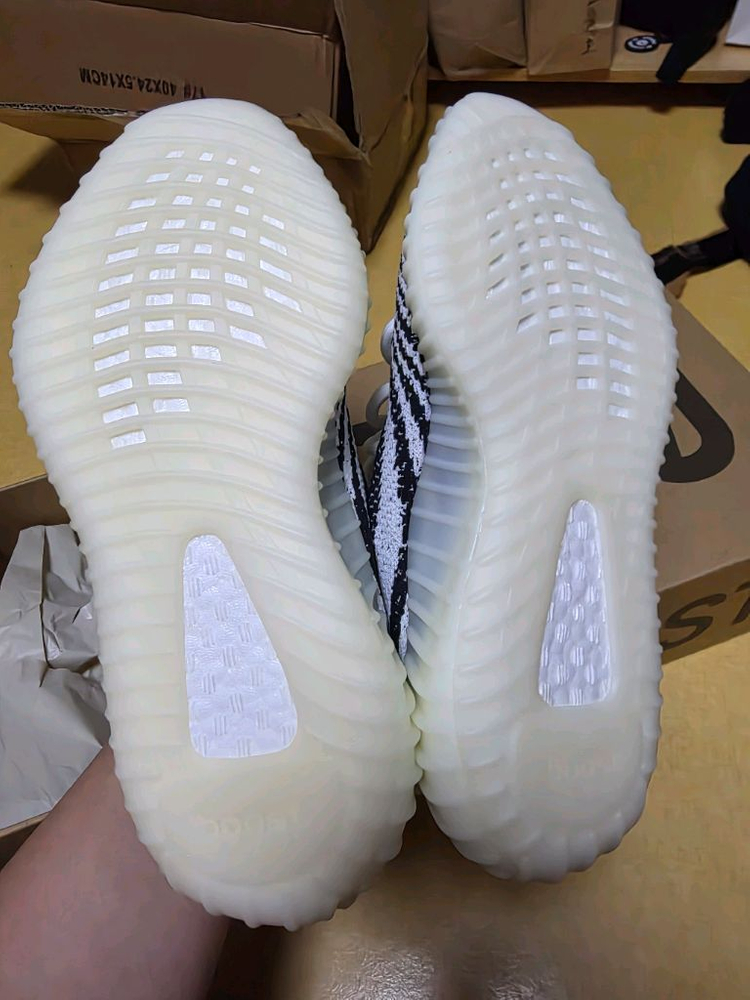 이지 부스트 350 V2 지브라 이미지