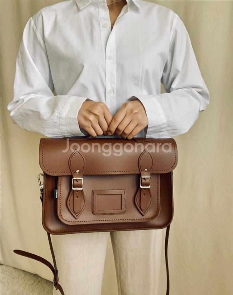 꼼데가르송 브라운 네이비 통가죽 사첼백--2