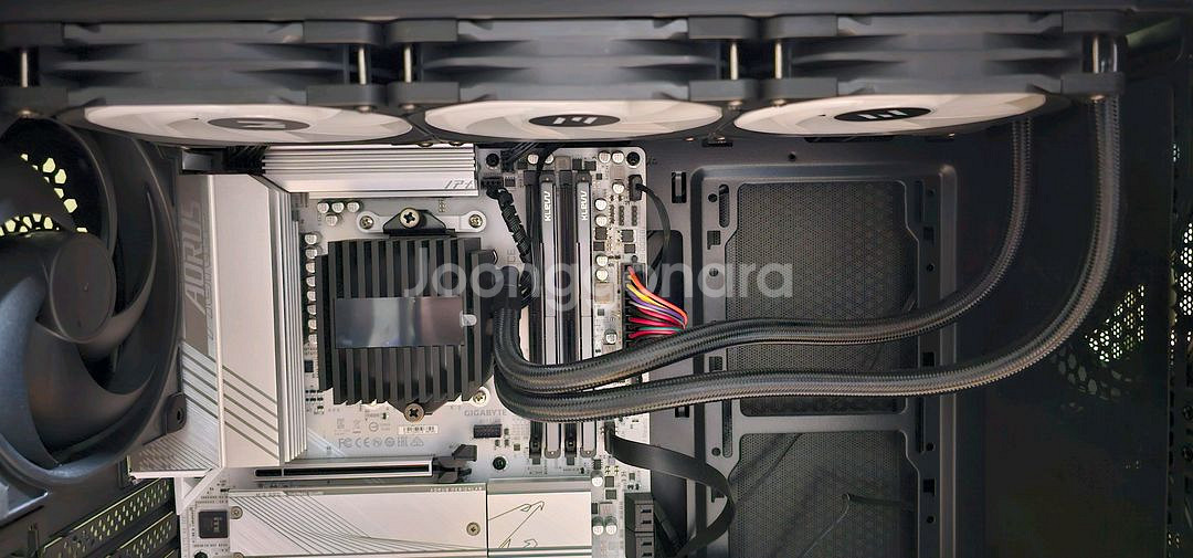 기가바이트 B650M AORUS ELITE AX ICE--1