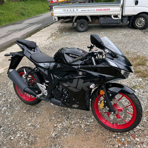 스즈키 gsx-r125 23년 신차급 팝니다