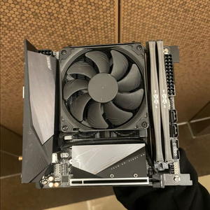 5700x3d b550i 반본체 팝니다 sff