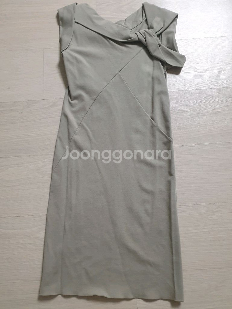 엠포리오 아르마니 원피스 사이즈 42 판매합니다--0