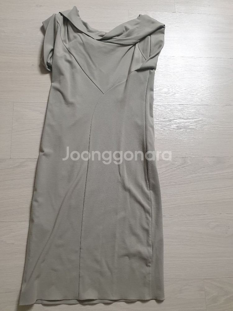 엠포리오 아르마니 원피스 사이즈 42 판매합니다--2