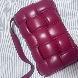 보테가베네타 패딩 카세트백 미디움 시나바컬러