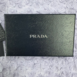 (미사용새상품)프라다 사피아노 메탈로고 반지갑