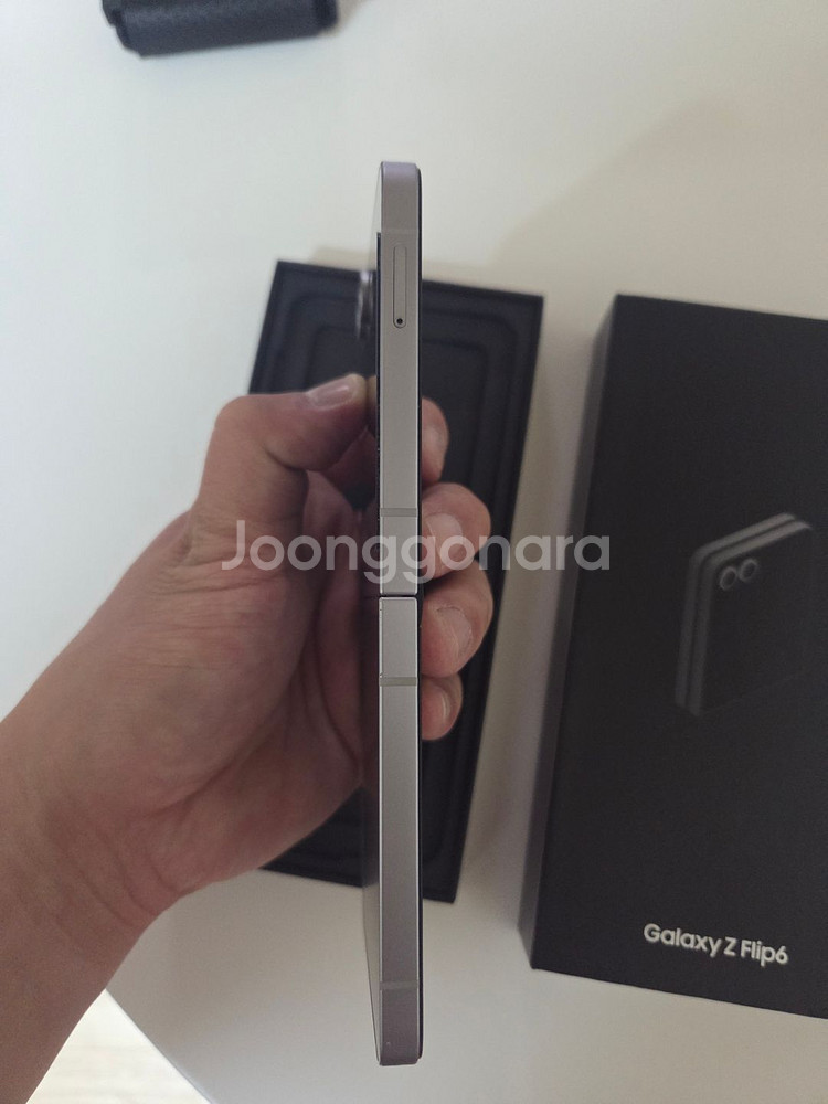 삼성 Z플립6 실버쉐도우 256기가 팝니다.--3