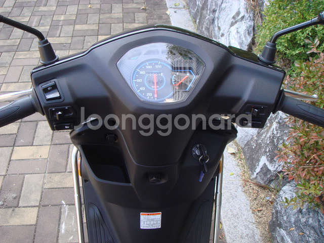 U 100 2025년식 신차 팝니다.--8