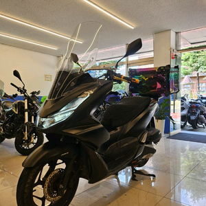 잘나가는 pcx125 22년식 빠르게 팝니다 !