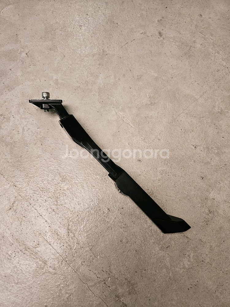 자전거 퀵스탠드와 자물쇠--1