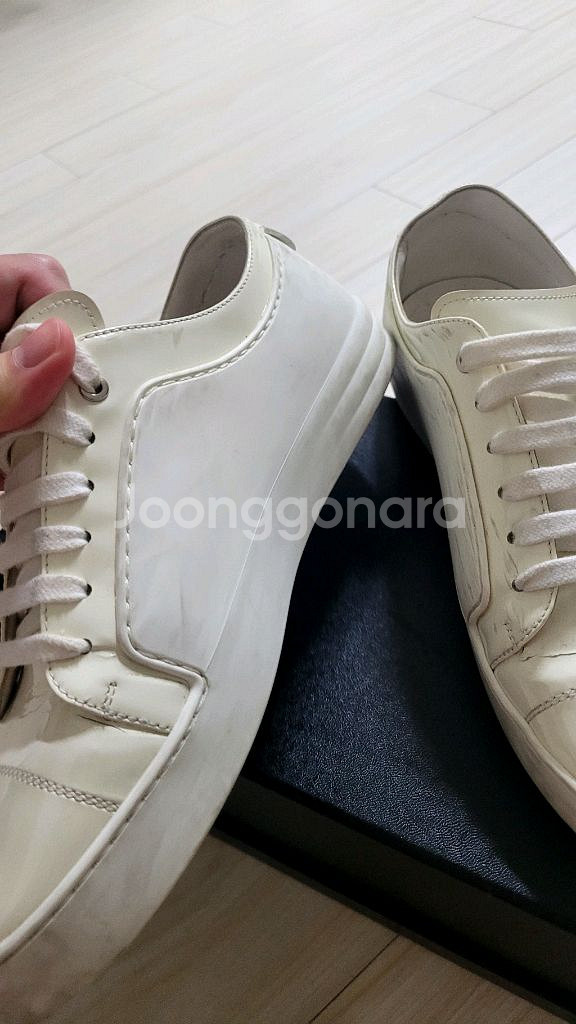 샤넬 화이트 스니커즈 38.5 (작게 나옴)--2
