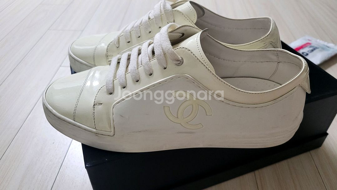 샤넬 화이트 스니커즈 38.5 (작게 나옴)--1
