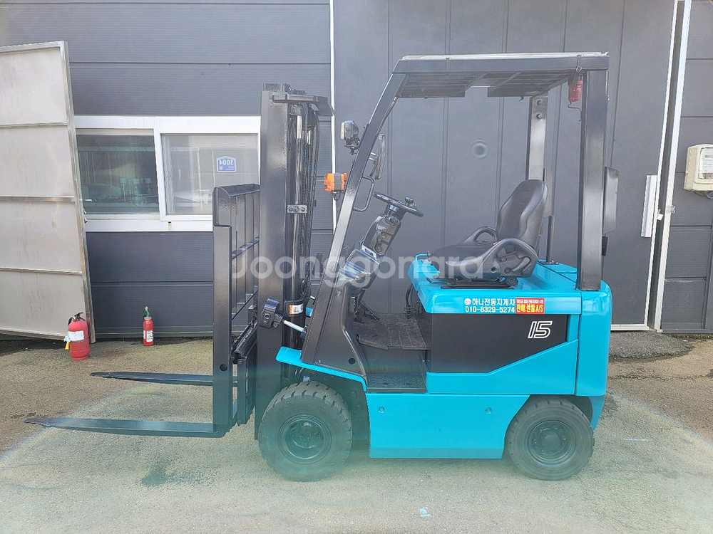신차급 유니케리어 1.5톤 전동지게차 특가판매--1