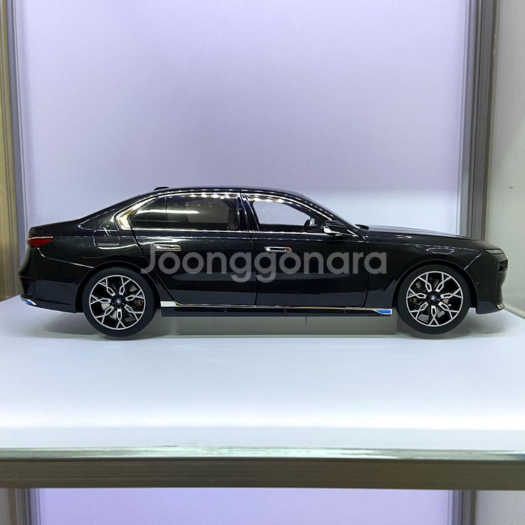 미니챔프 1:18 BMW i7 다이캐스트(딜러버전)--3