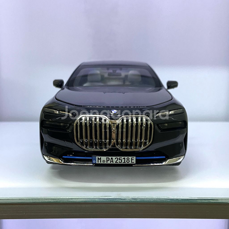 미니챔프 1:18 BMW i7 다이캐스트(딜러버전)--1