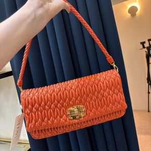 미우미우 마세라티 숄더백 (오렌지) 컬러