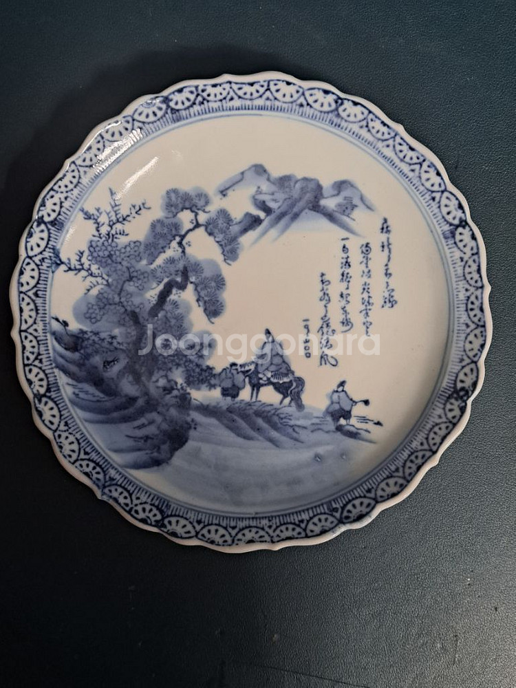 청화 백자 인물도 산수화 접시. 화형 반.--0