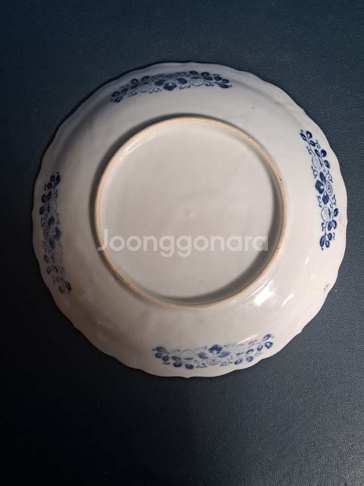 청화 백자 인물도 산수화 접시. 화형 반.--2