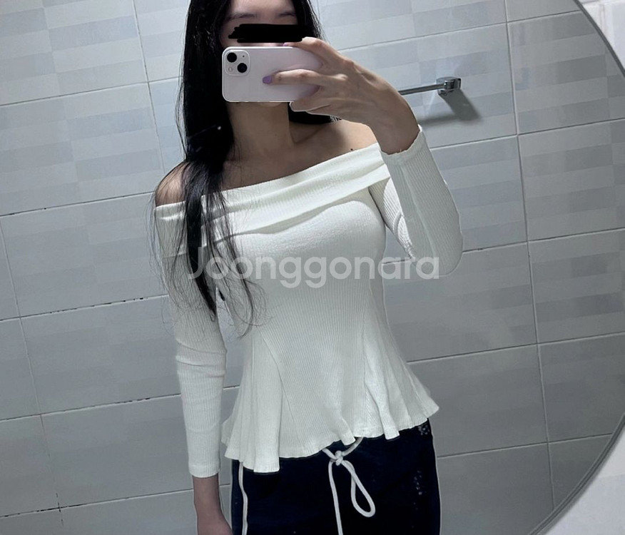 화이트 오프숄더 라인 티--1