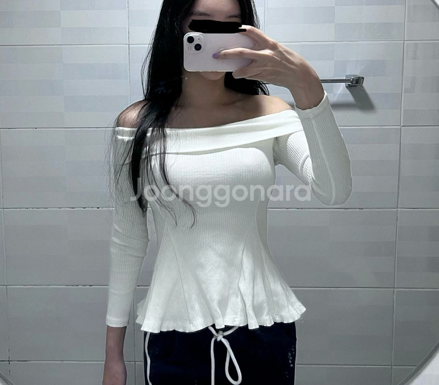 화이트 오프숄더 라인 티--0