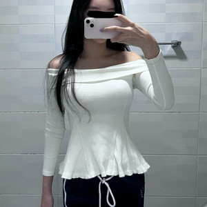 화이트 오프숄더 라인 티