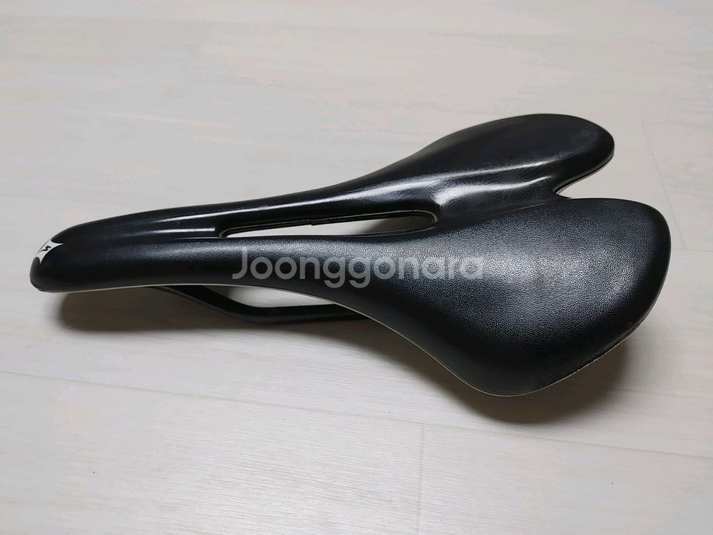 스페셜라이즈드 루비 카본레일155미리 안장 팝니다.--4