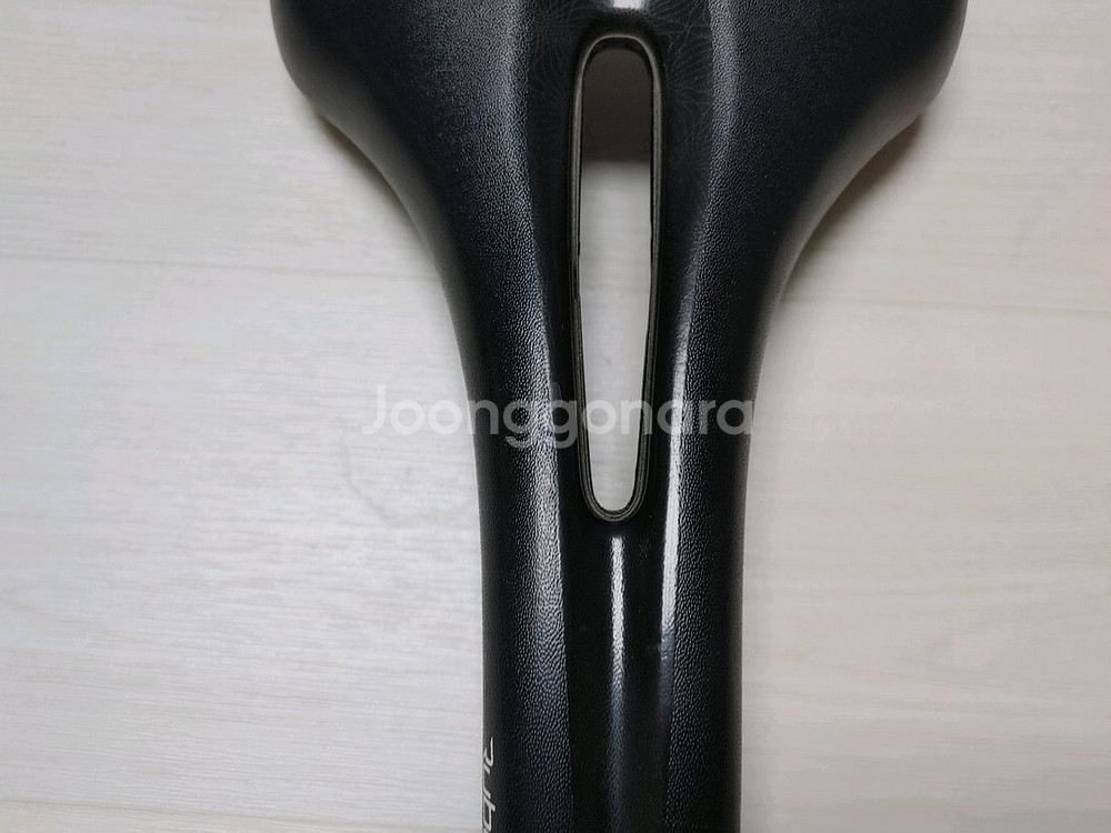 스페셜라이즈드 루비 카본레일155미리 안장 팝니다.--2