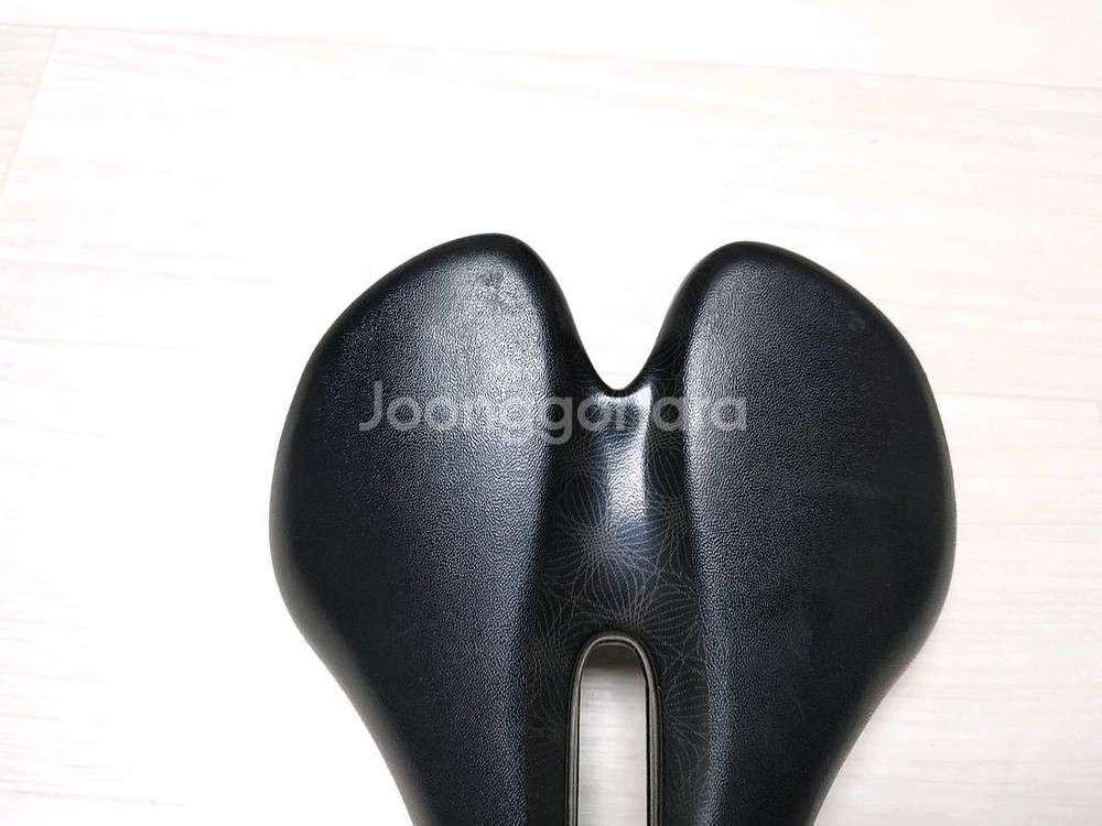 스페셜라이즈드 루비 카본레일155미리 안장 팝니다.--3
