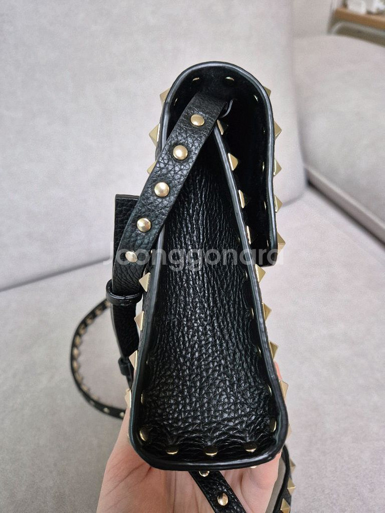 발렌티노 락스터드 크로스백--3