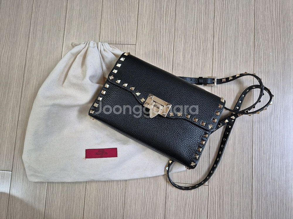 발렌티노 락스터드 크로스백--1