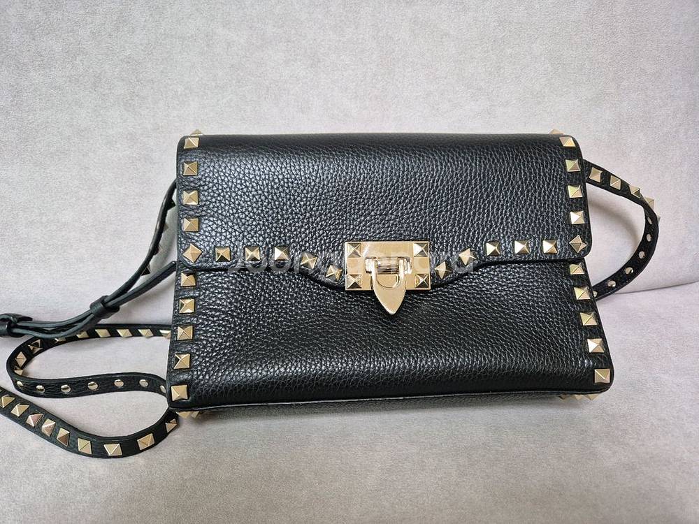 발렌티노 락스터드 크로스백--0