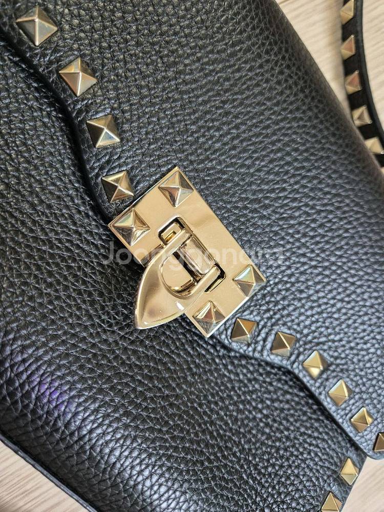 발렌티노 락스터드 크로스백--6