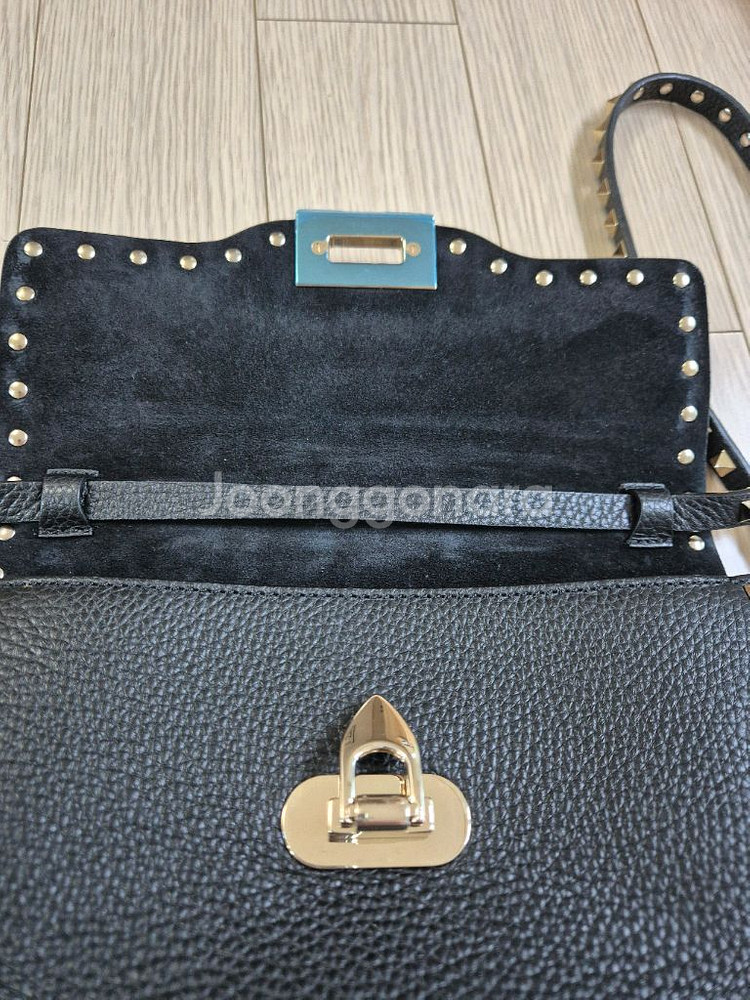 발렌티노 락스터드 크로스백--8