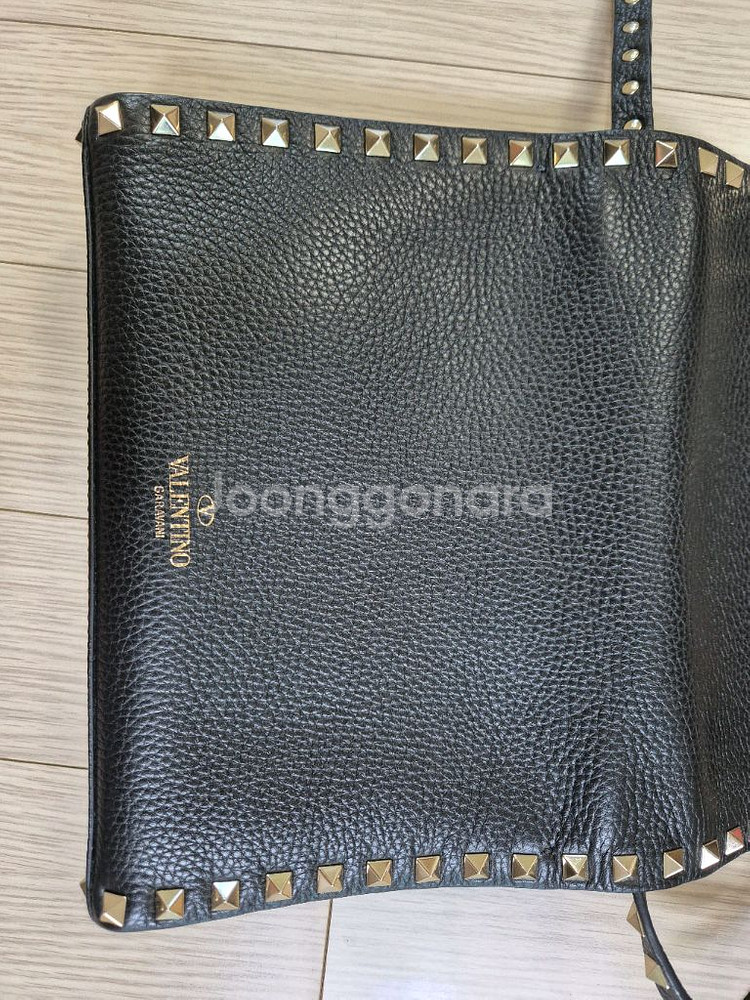 발렌티노 락스터드 크로스백--9