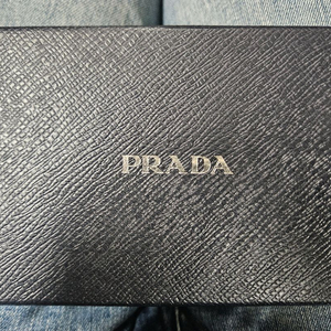 프라다 카드지갑 팝니다.