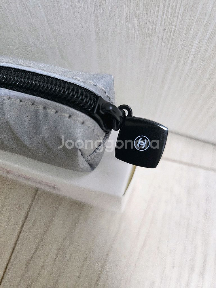 정품) 샤넬 실버 미니 파우치 (코스메틱)--1