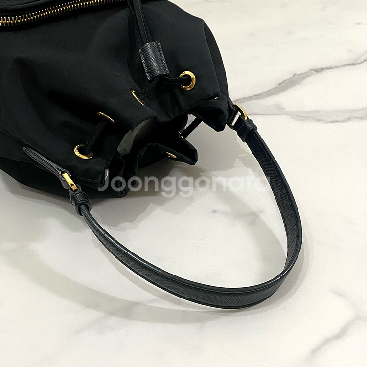 프라다 듀엣 리나일론 삼각로고 버킷백 1BH038 블랙--5