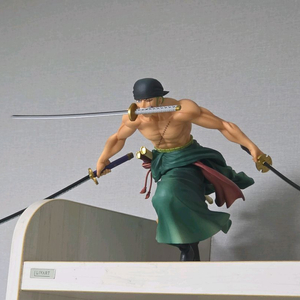 그란디스타 조로 피규어