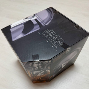 해즈브로 만달로리안 헬멧 판매합니다.