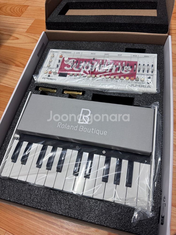 슈프림 롤랜드 ju-06a 신디사이저--1