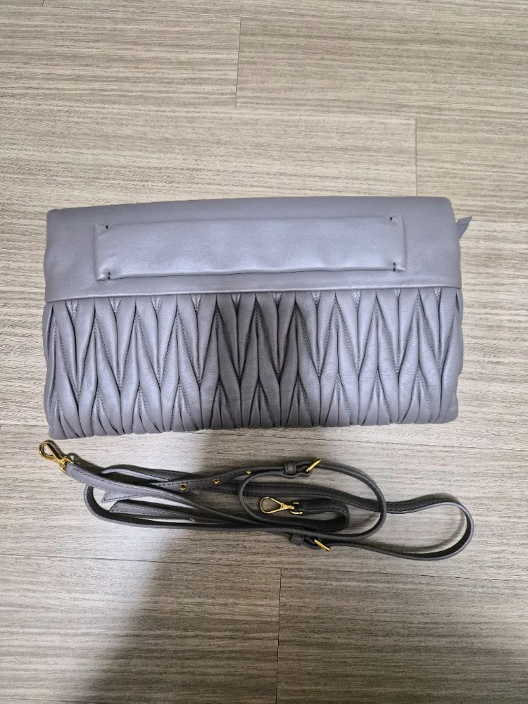 미우미우 클러치백--1