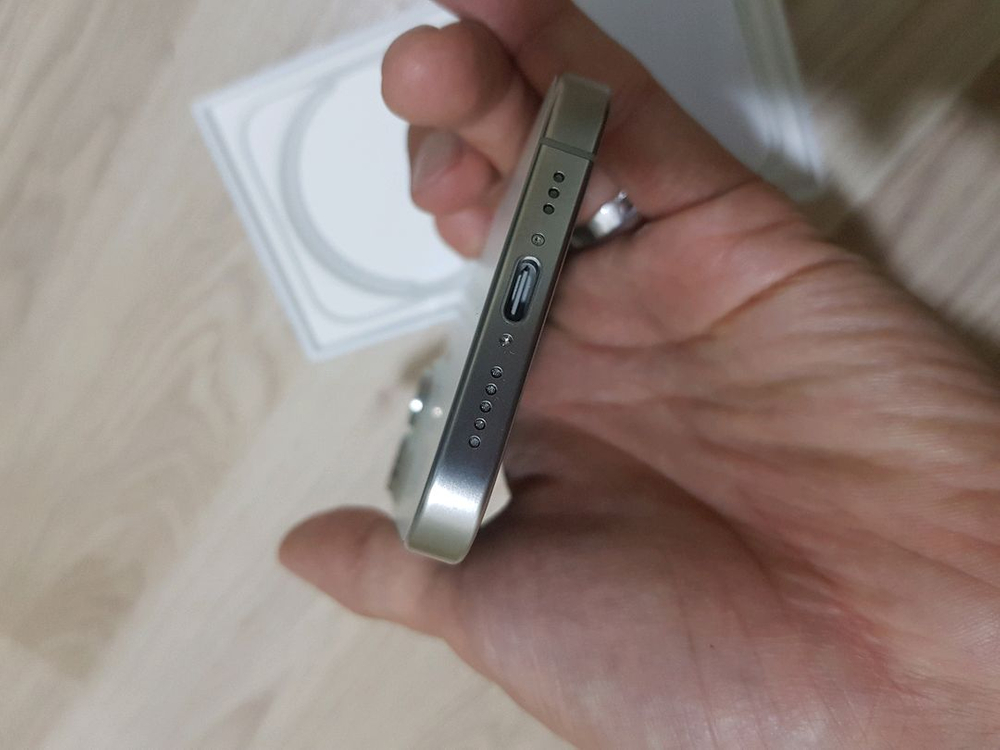 아이폰 미사용 새제품 15pro 256g 화이트 리퍼후 미사용--4