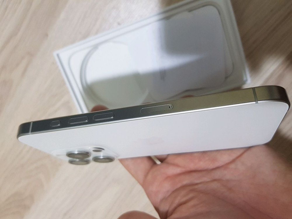 아이폰 미사용 새제품 15pro 256g 화이트 리퍼후 미사용--6