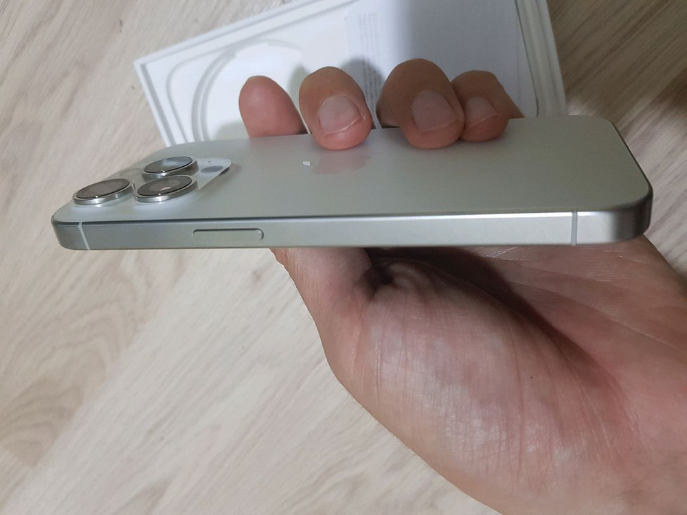 아이폰 미사용 새제품 15pro 256g 화이트 리퍼후 미사용--5